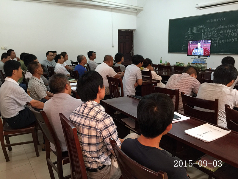 2015年9月3日，为庆祝抗日战争胜利70周年，合肥立新食用菌培训学校沈校长带领全体学员观看庆祝影像