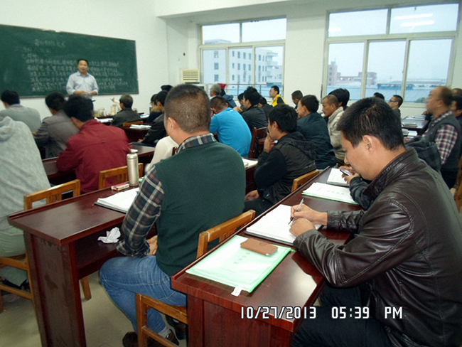 2013年10月27日合肥立新食用菌培训学校学员在合肥立新菌种场培训学校教室听老师讲食用菌菌种制作技术——食用菌固体一、二、三级菌种以及液体菌种的制作方法及保存管理