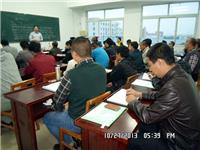 2013年10月27日合肥立新食用菌培训学校学员在合肥立新菌种场培训学校教室听老师讲食用菌菌种制作技术——食用菌固体一、二、三级菌种以及液体菌种的制作方法及保存管理