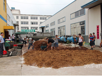 2015年7月25日合肥市庐阳区食用菌协会学员在合肥立新菌种场培训基地实践食用菌栽培技术——生产拌料及装袋