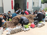 2015年4月23日合肥庐阳区食用菌协会学员在合肥立新菌种场培训学校现场实习食用菌菌种制作技术—— 制作二级原种和三级栽培种培养基