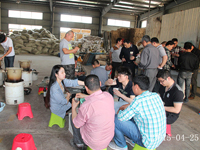2015年04月25日合肥庐阳区食用菌协会学员在合肥立新菌种场培训学校现场实习食用菌菌种制作技术—— 液体菌种以及 一级母种培养基
