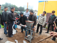 2014年11月28日合肥庐阳区食用菌协会学员在合肥立新菌种场培训基地实践食用菌栽培技术——香菇生产制袋