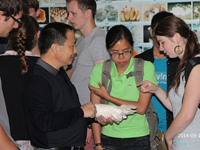 2014年9月18日合肥市庐阳区食用菌协会德国留学生在合肥立新菌种场培训学校听沈老师讲菌类的菌种从哪里来及如何制作