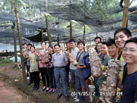 2014年5月12日合肥立新食用菌培训学校学员在合肥立新菌种场培训学校林下香菇、花菇种植培训基地