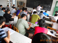 2012年6月下旬合肥市庐阳区食用菌协会学员在合肥立新食用菌培训学校教室听老师讲食用菌菌种制作技术——食用菌固体菌种一、二、三级菌种以及液体菌种的制作方法及保存管理