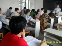 2012年4月下旬合肥立新菌种场培训学校学员在合肥立新菌种场培训学校教室听沈老师讲食用菌栽培技术——平菇，凤尾菇，榆黄蘑，秀珍菇等纤维素菌类的栽培技术及管理方法