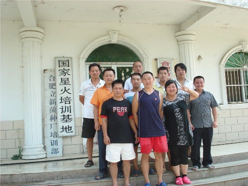 2010年8月上旬部分学员在生产基地留影